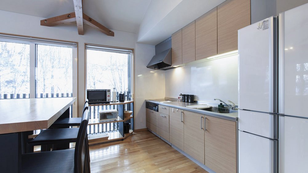 Casi67 East - Kitchen and dining area preview